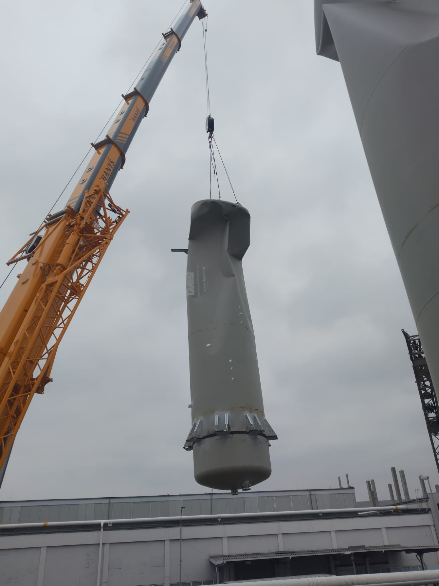 Demontáž ocelového zásobníku pomocí jeřábu